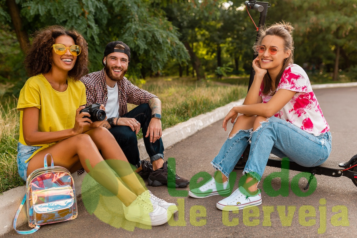 Amigas sentadas no parque cada uma com seu estilo de tênis