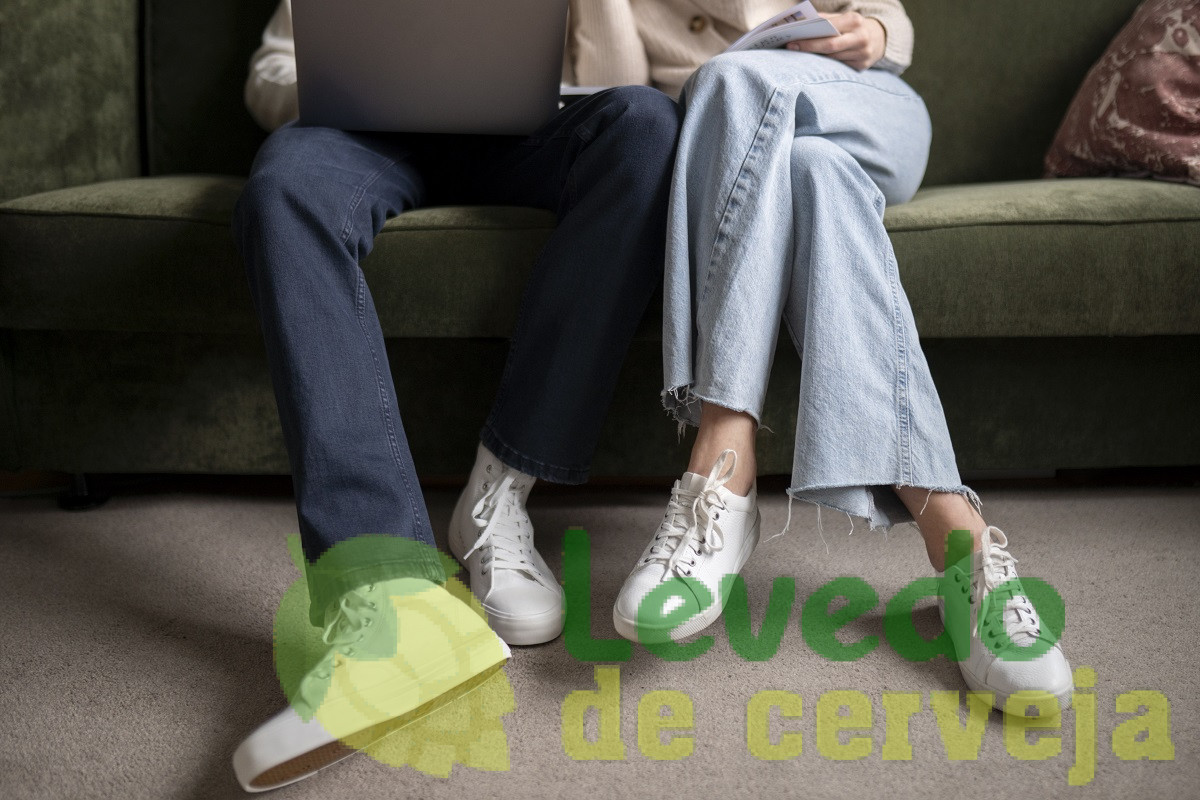 Casal com seu tênis branco combinando com suas roupas