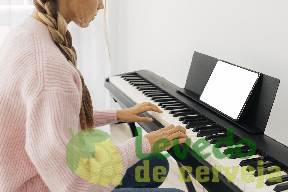 Jovem tocando instrumento de piano digital