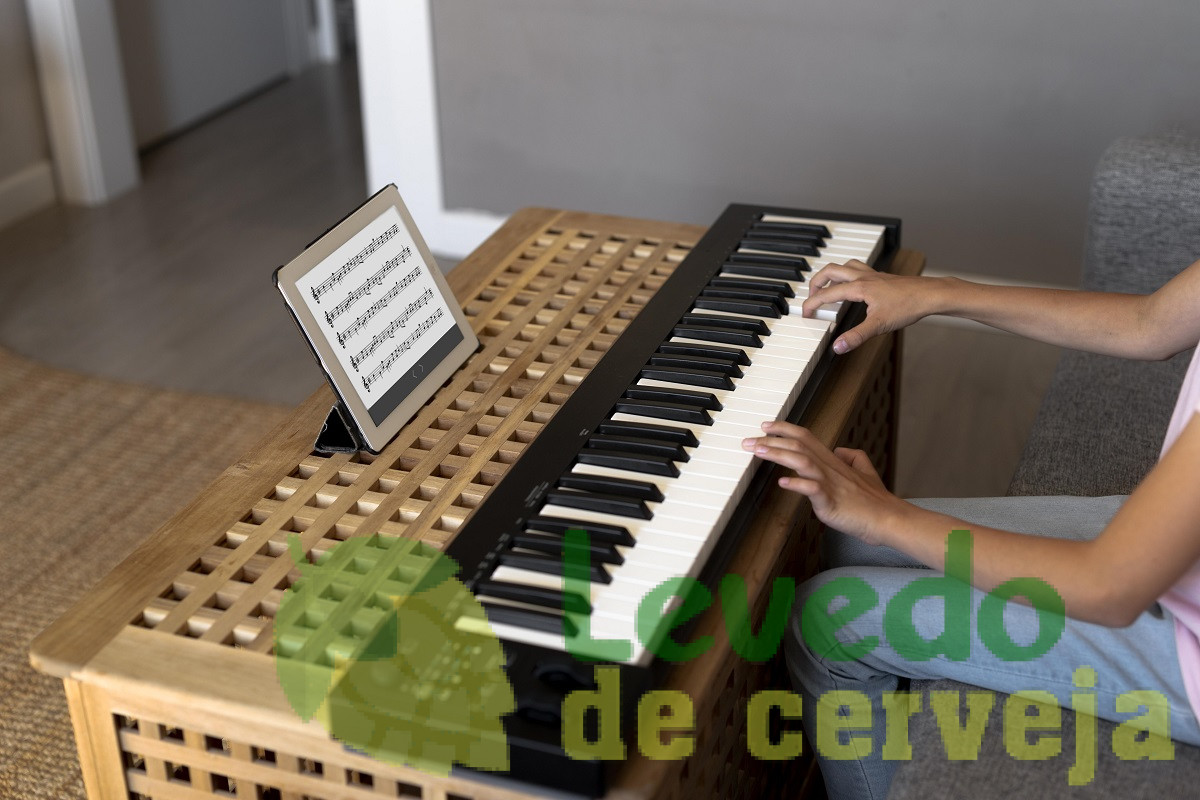 Menina tocando piano digital em casa