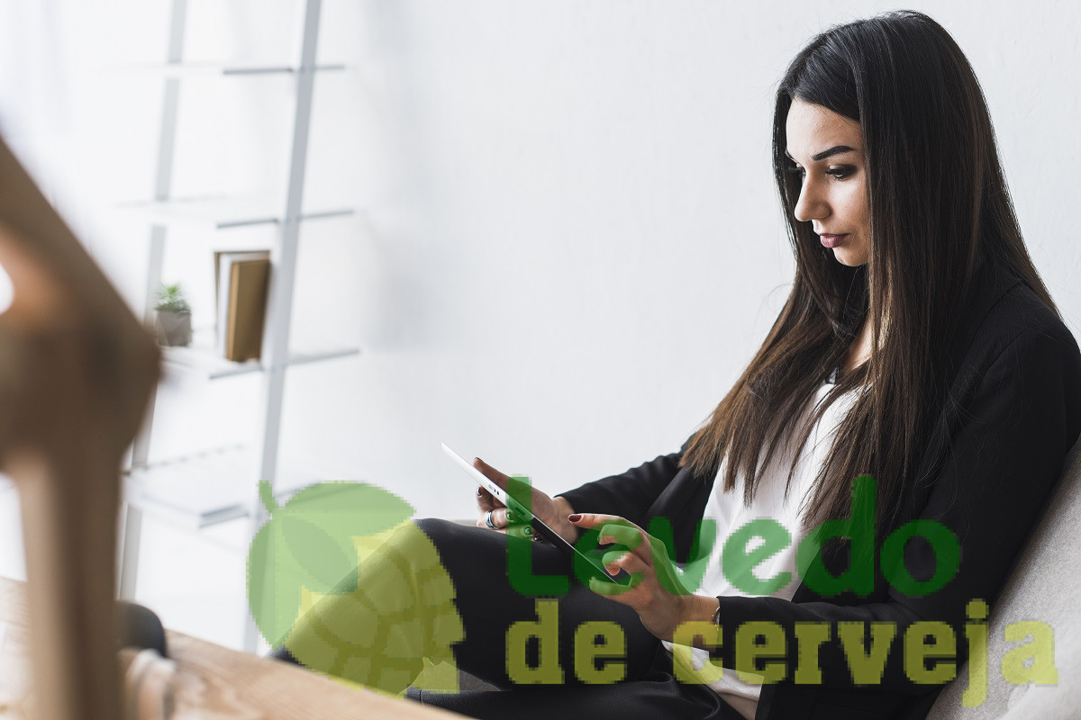 Mulher usando tablet no escritório