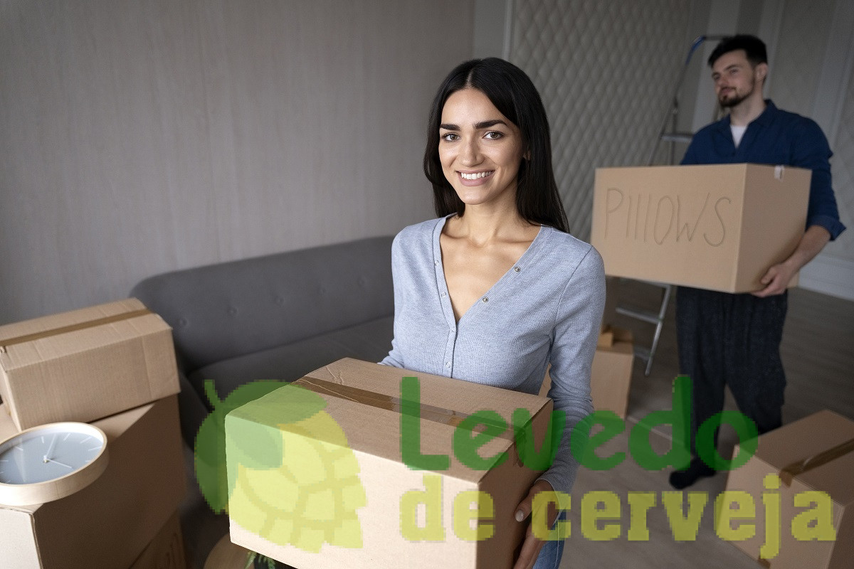 Casal se mudando para sua nova casa