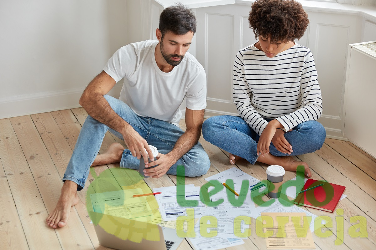 Jovens fazendo planejamento de reforma de apartamento