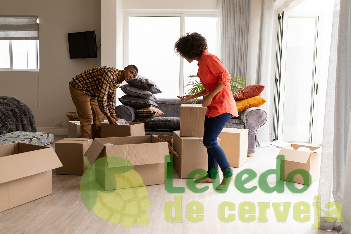um casal desembalando caixas de papelão