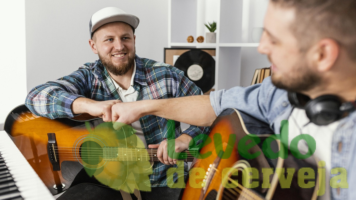 Dois homens aprendendo a tocar violão