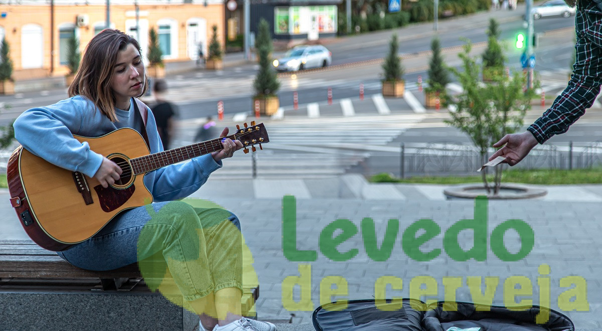 Mulher tocando violão na rua